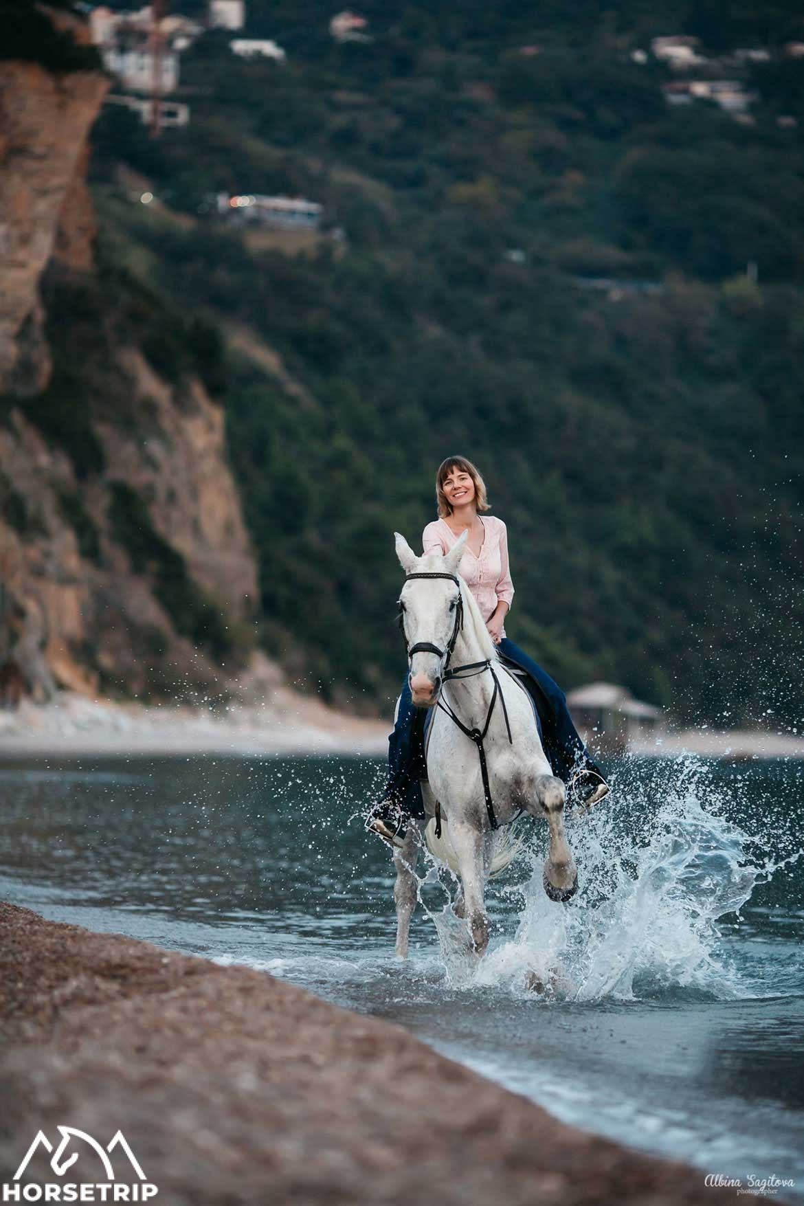 Середина осени - отличное время для конных туров в Черногории